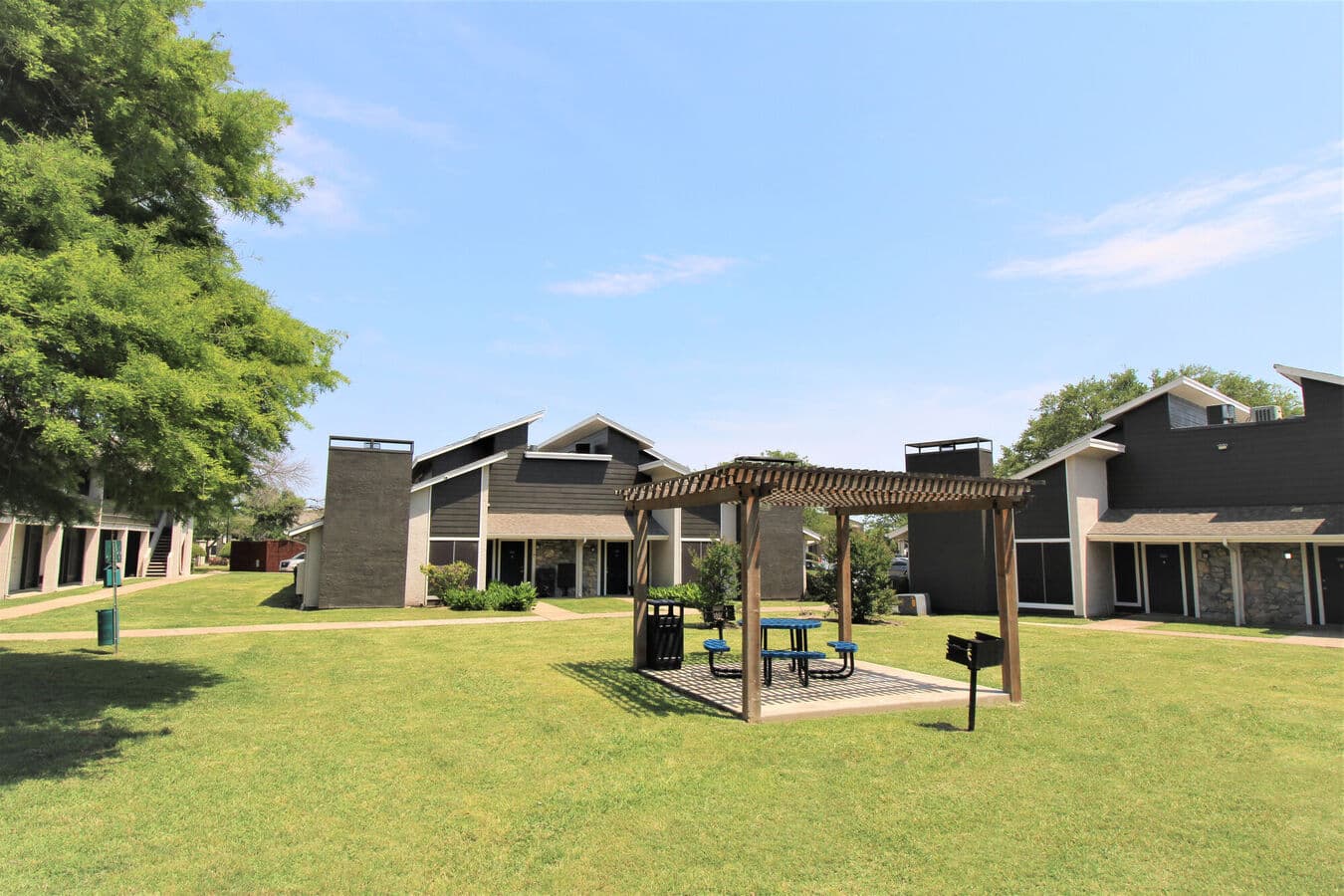 Existing Bay Island garden courtyard and timber pergola